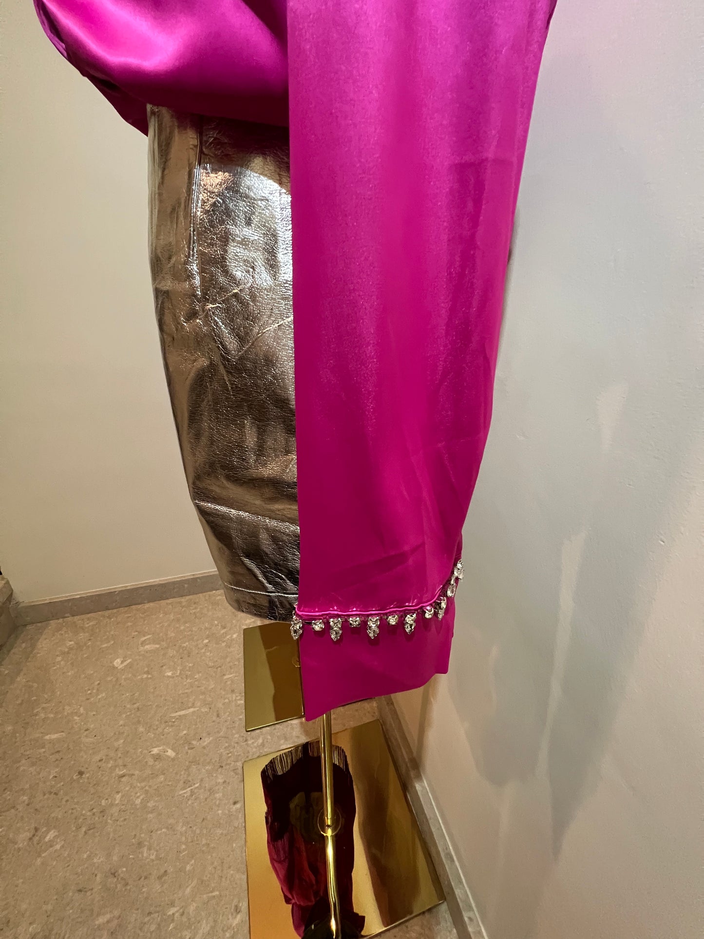 Camisa de satén con pedrería en cuello
