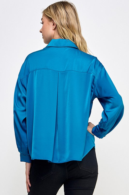 Camisa de satén con botones forrados