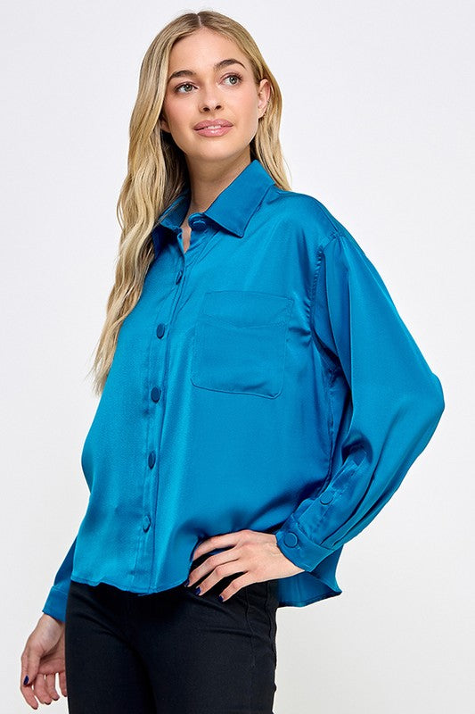 Camisa de satén con botones forrados