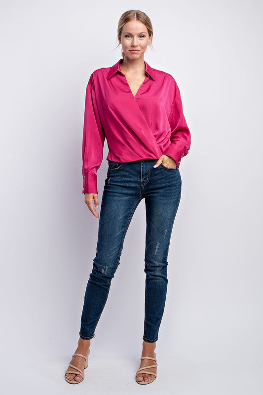 Blusa de satín con diseño cruzado
