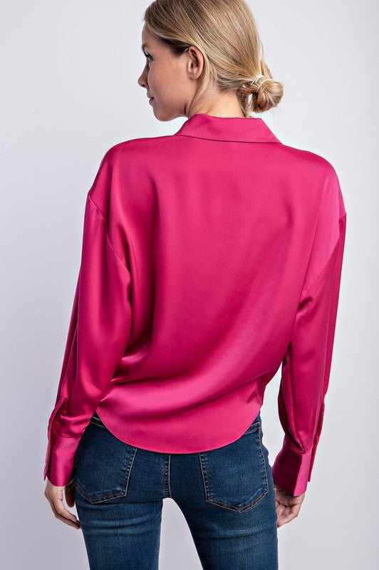 Blusa de satín con diseño cruzado