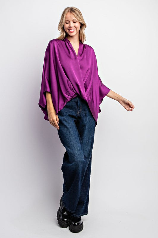 Blusa de satín con diseño cruzado