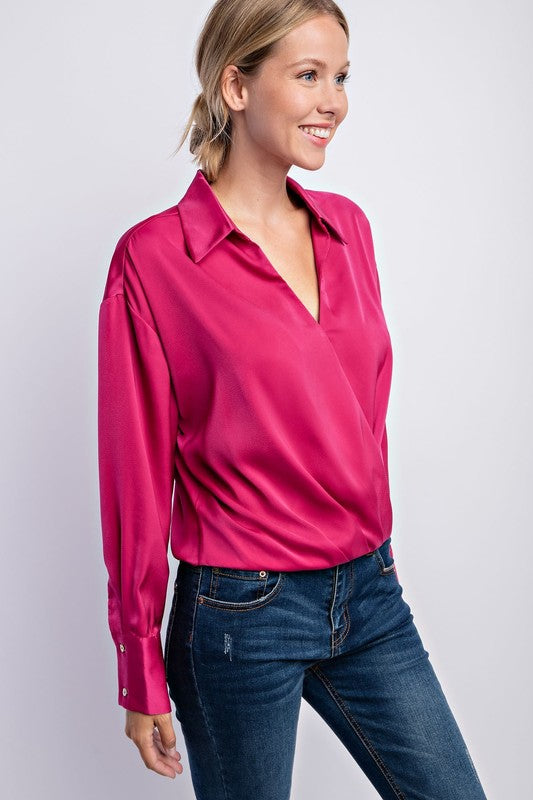 Blusa de satín con diseño cruzado