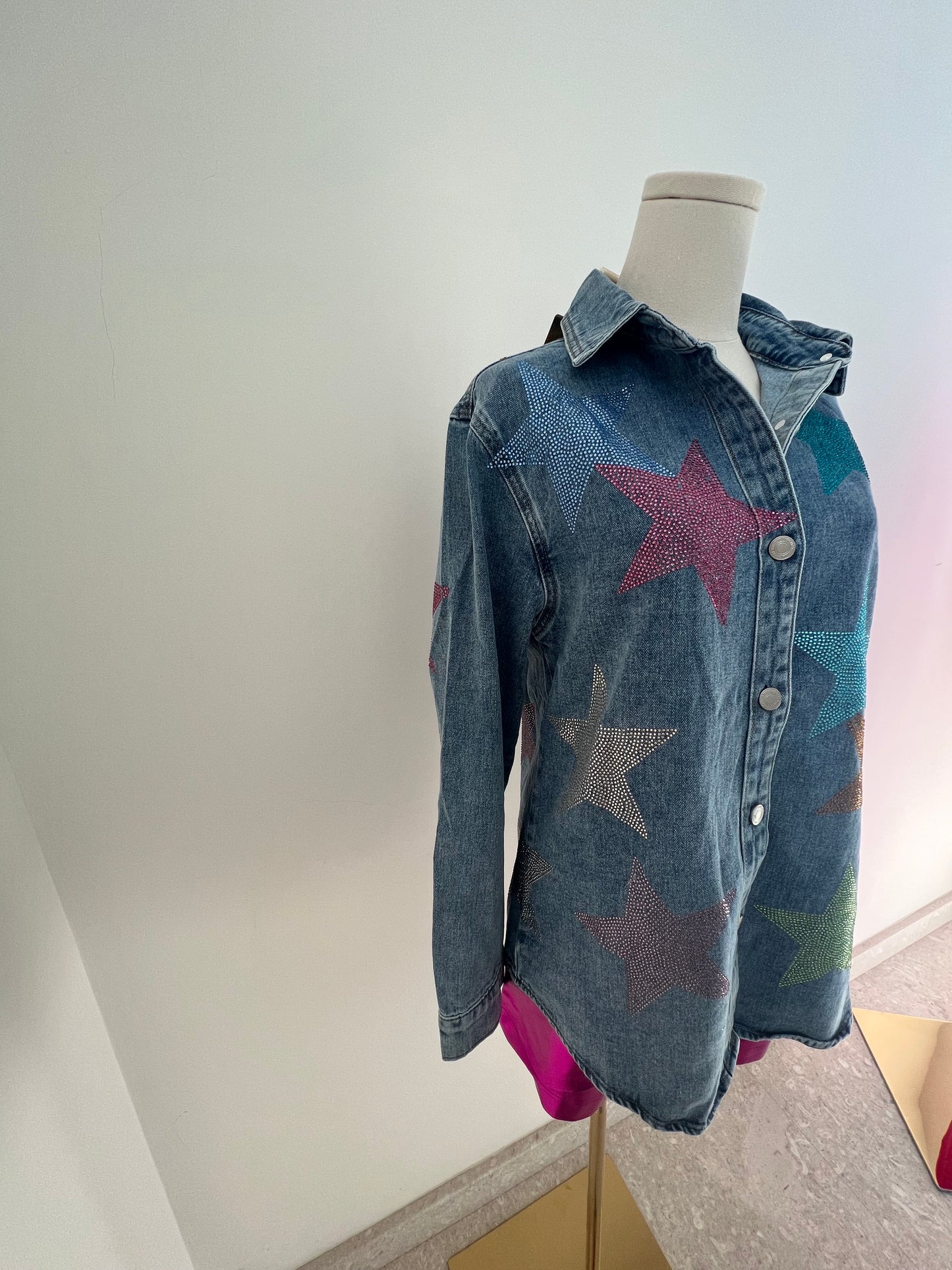 Camisa de mezclilla con estrellas