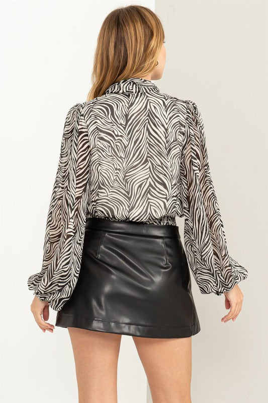 Blusa estampada con diseño cruzado