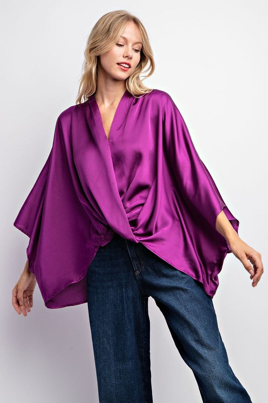 Blusa de satín con diseño cruzado