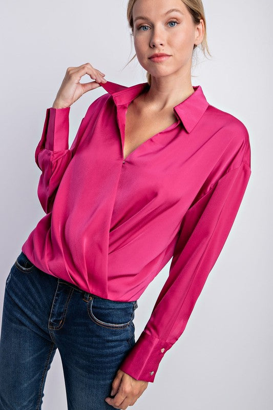 Blusa de satín con diseño cruzado