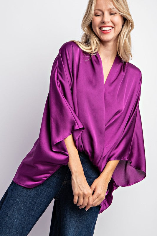 Blusa de satín con diseño cruzado