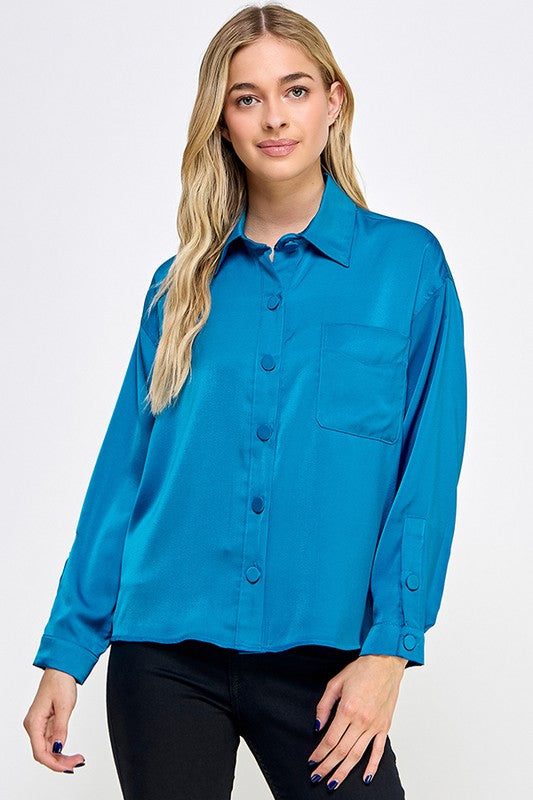 Camisa de satén con botones forrados