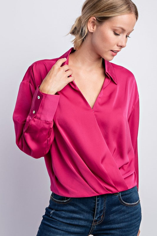 Blusa de satín con diseño cruzado